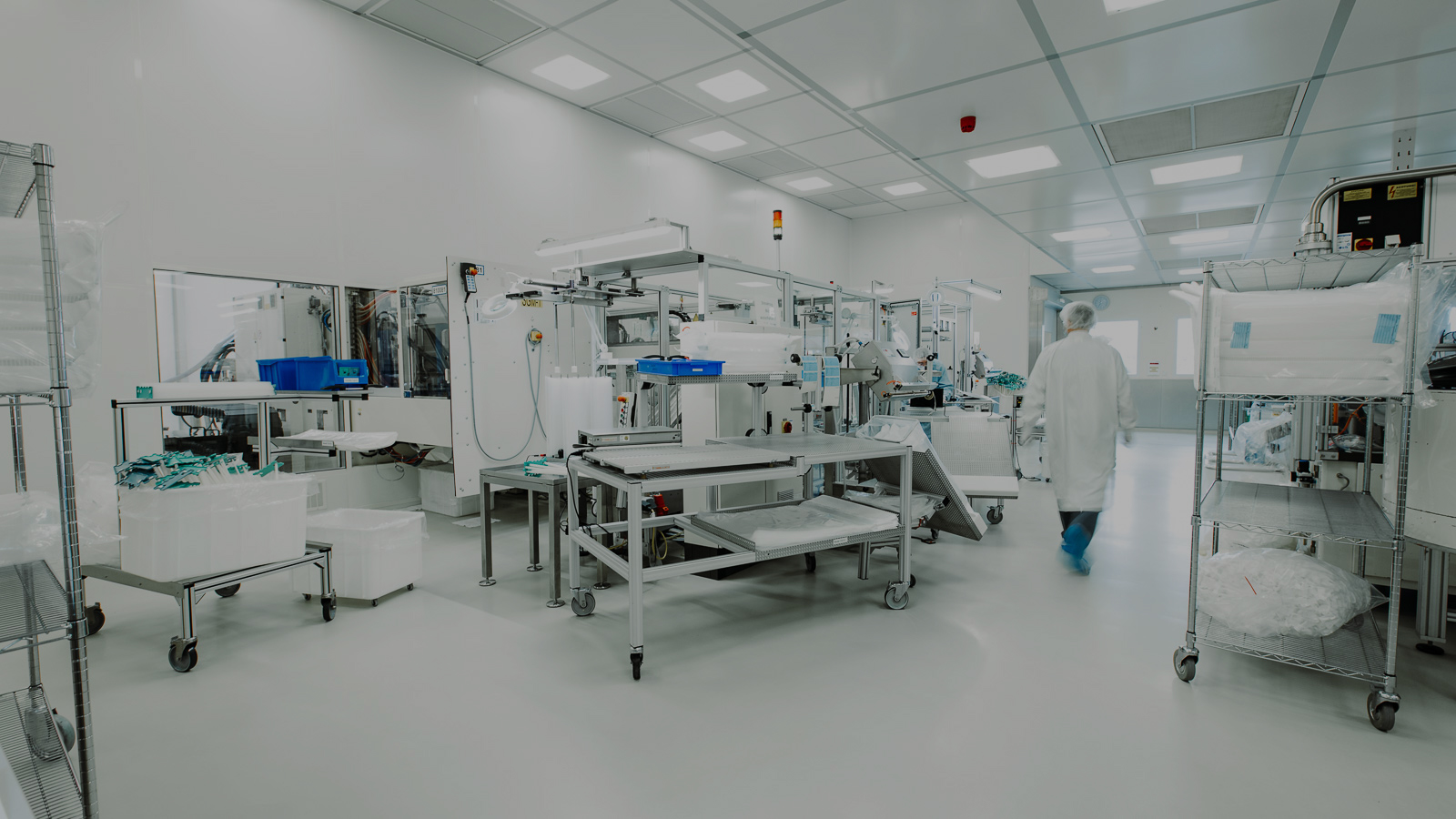 With decades of production experience in injection molding, we supply plastic primary packaging for solid pharmaceuticals and single-dose primary packaging for liquid medicines